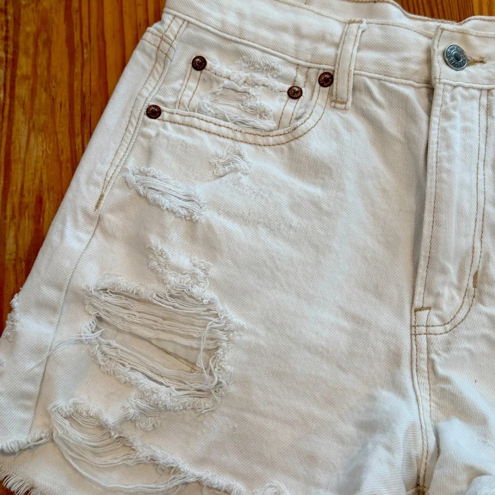 American Eagle White Distressed High Waisted Denim‎ Shorts Size 4 Raw Hem